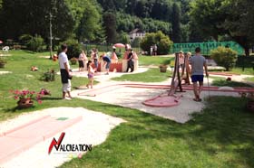 pistes de minigolf avec citadelle et pont suspendu